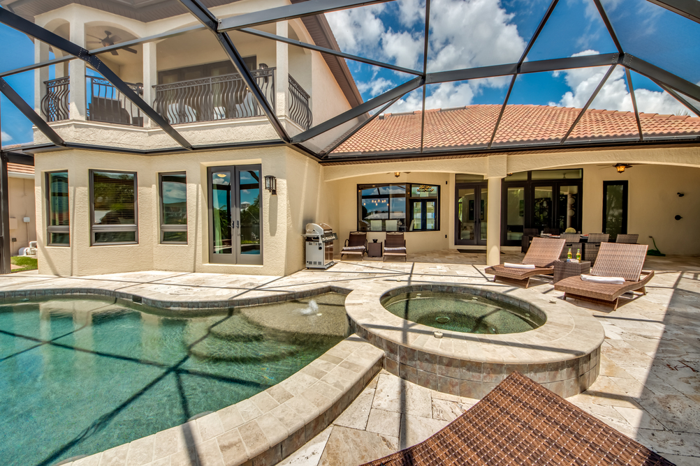 Mit Glas überdachter Poolbereich in der Villa Regency in Cape Coral, Florida
