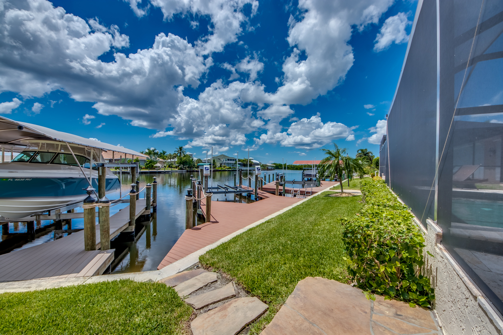 Anlegesteg mit Boot im Außenbereich der Villa Regency in Cape Coral, Florida