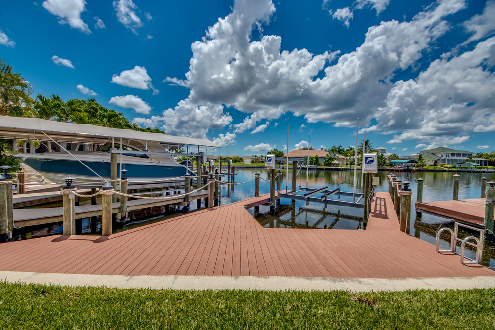 Anlegesteg und Boot der Villa Regency in Cape Coral, Florida