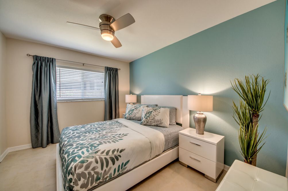 Schlafzimmer mit weißen Möbel in der Villa Sunshine Bay