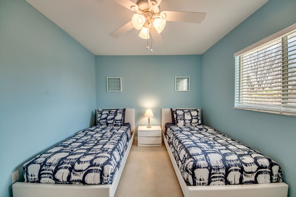 Schlafzimmer mit zwei Betten in der Villa Sunshine Bay
