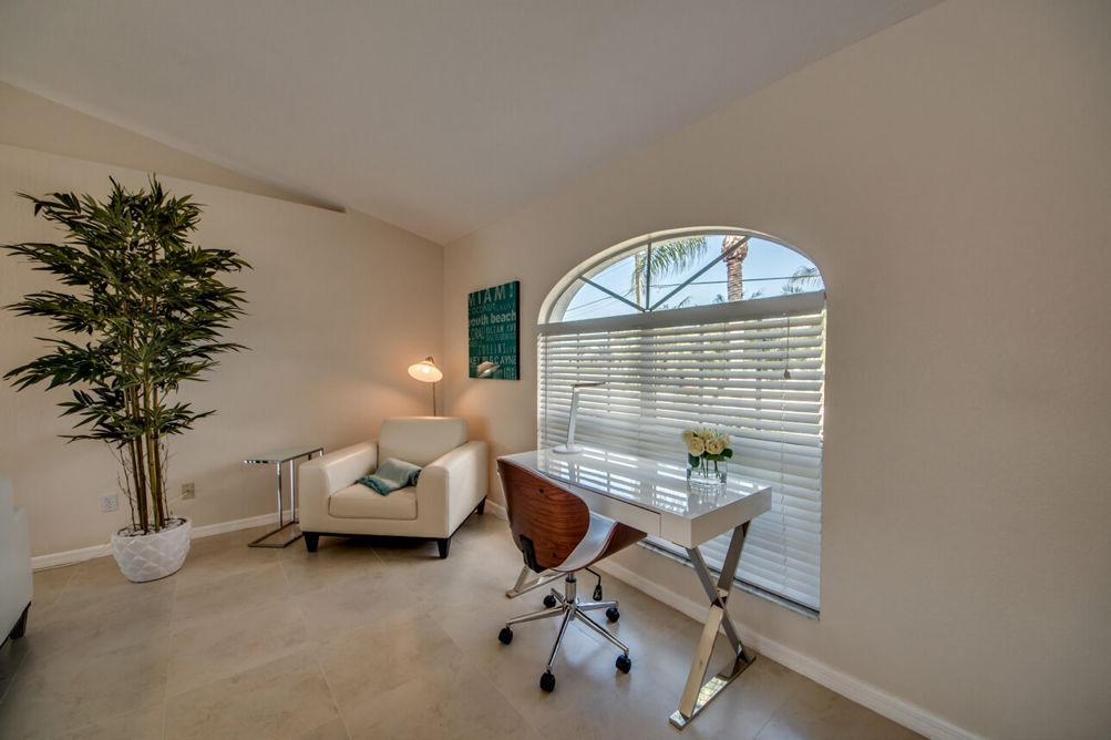 Arbeitstisch und ein Sessel in der Villa Sunshine Bay