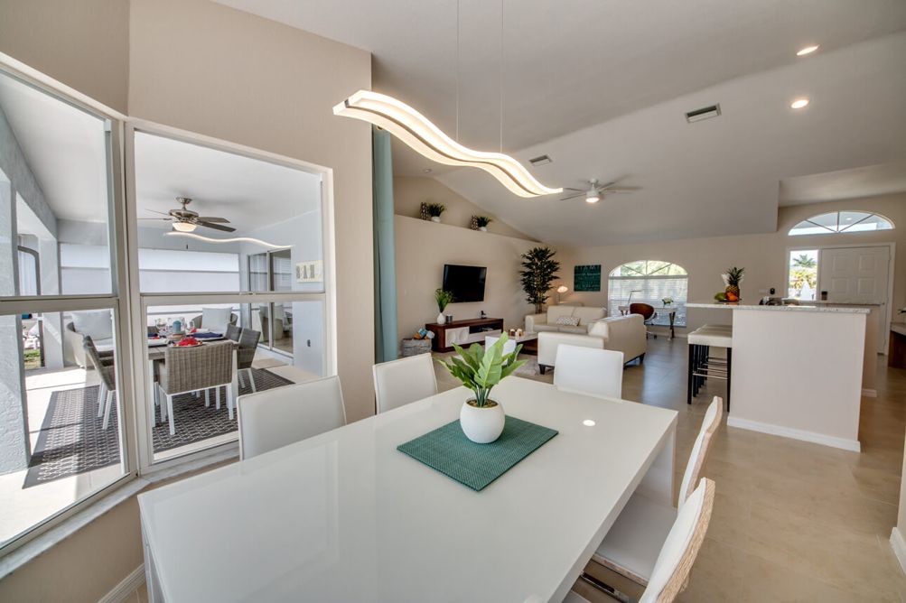 Esstisch mit einer Pflanze drauf in der Villa Sunshine Bay