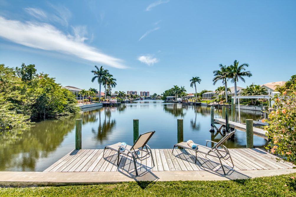Steg mit zwei Sonnenliegen hinter der Villa Sunshine Bay