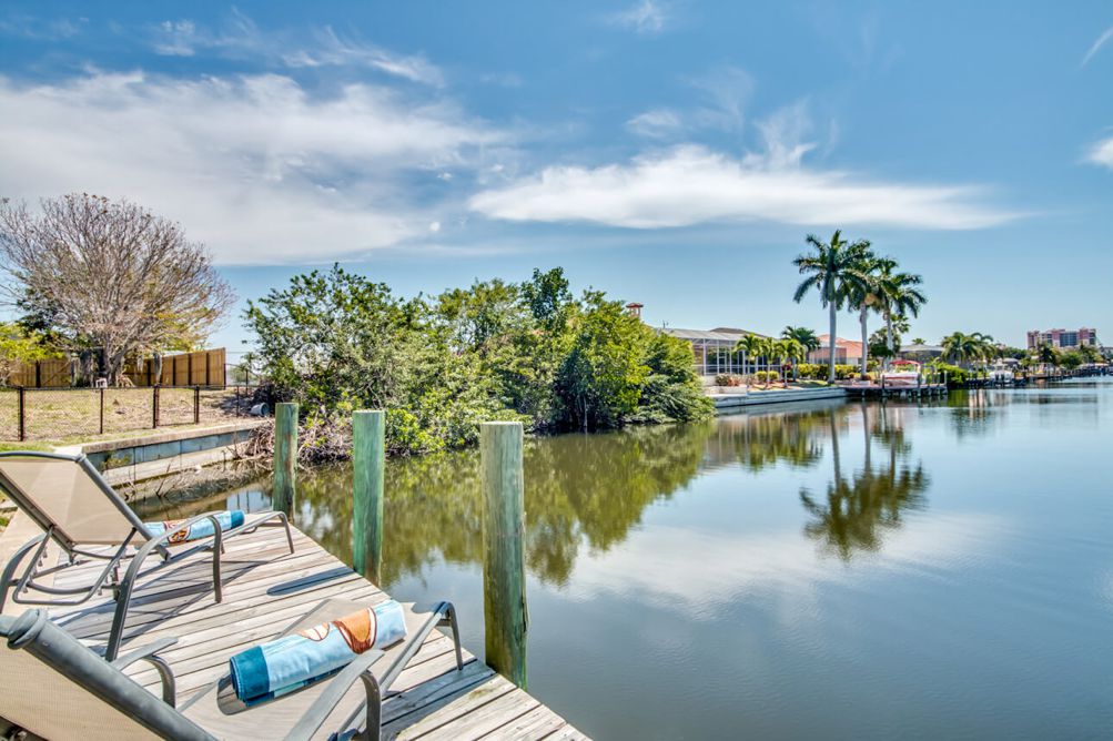 Steg hinter der Villa Sunshine Bay mit zwei Sonnenliegen