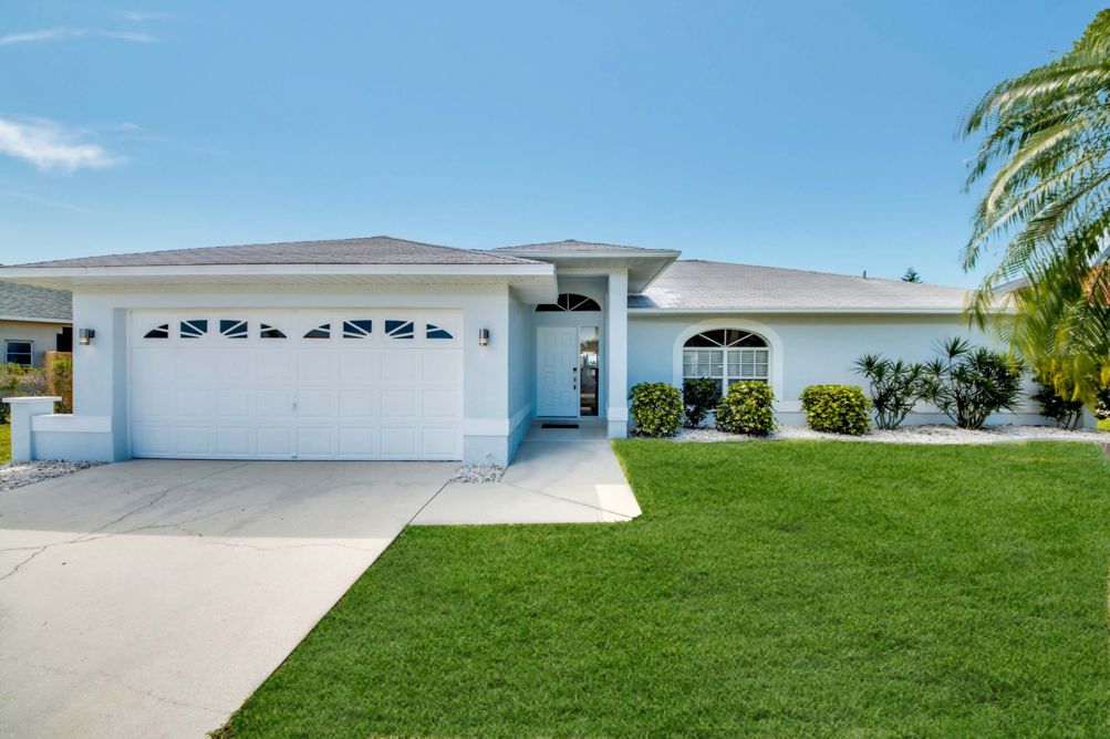 Einfahrt in die Villa Sunshine Bay
