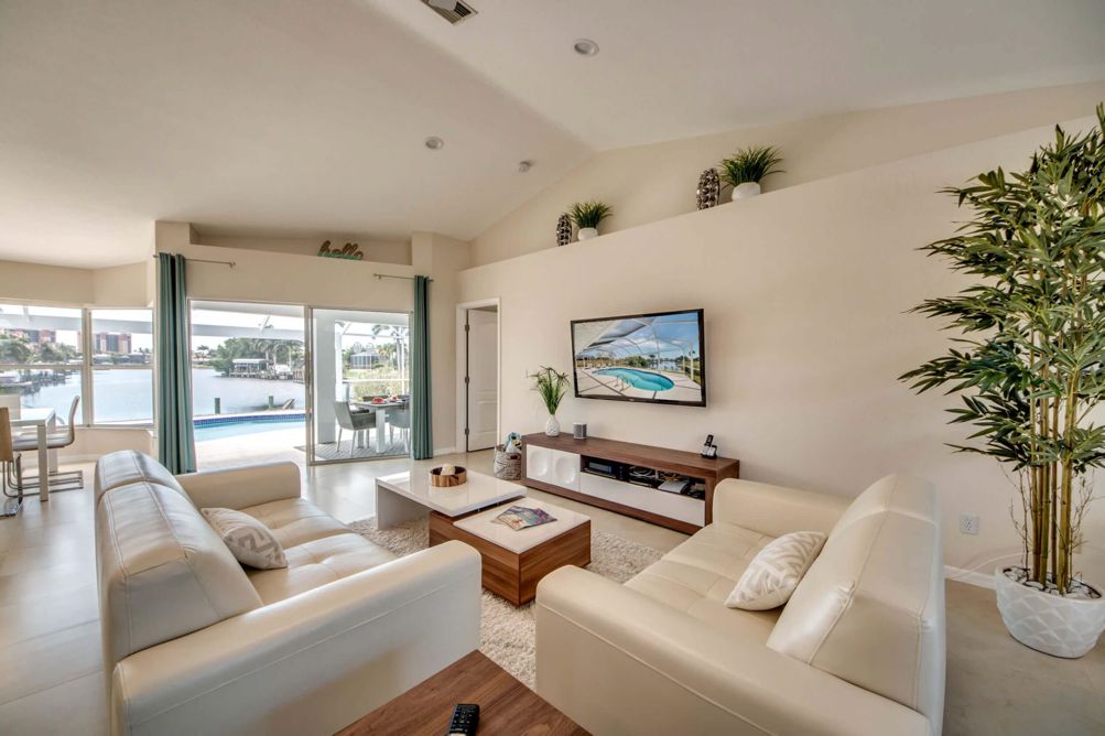 Wohnzimmer mit weiß/Holz Möbeln in der Villa Sunshine Bay