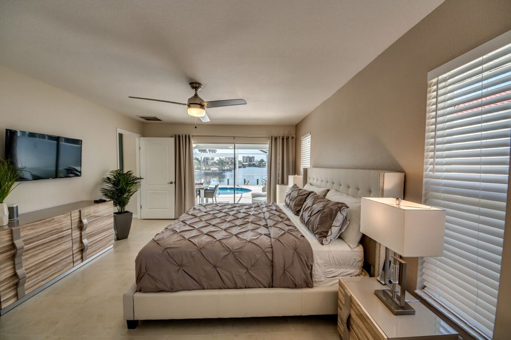 Schlafzimmer mit einem hellen Leder Bett in der Villa Sunshine Bay