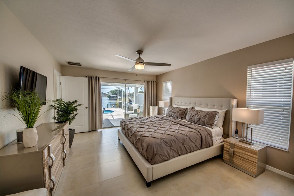 Weiß/braunes Schlafzimmer in der Villa Sunshine Bay
