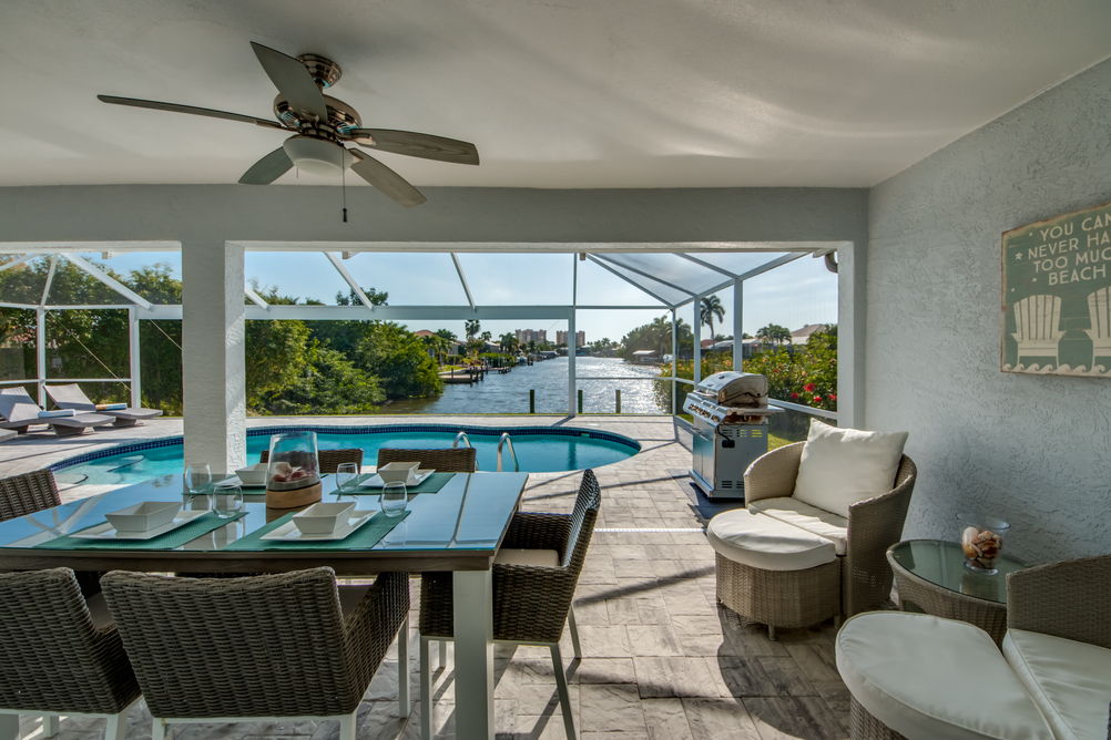 Chill area neben dem Esstisch auf der Terrasse der Villa Sunshine Bay