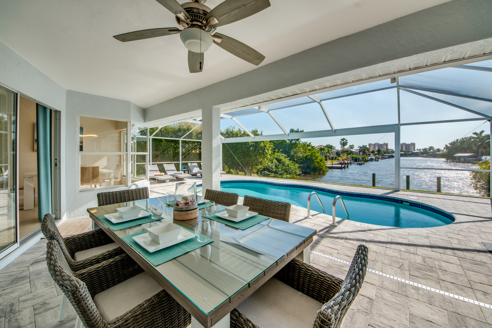 Esstisch mit dem Ausblick auf den Pool der Villa Sunshine Bay