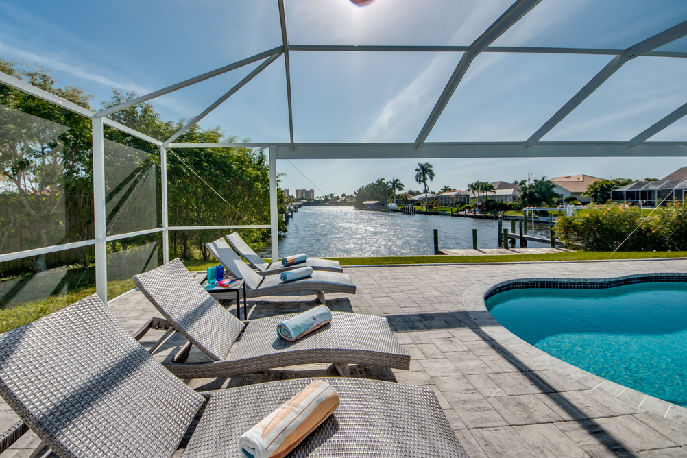 Sonnenliegen vor dem Pool der Villa Sunshine Bay