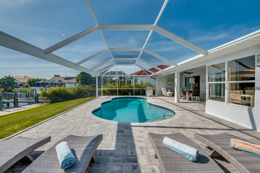 Ausblick von den sonnenliegen auf den Pool und den Grill der Villa Sunshine Bay