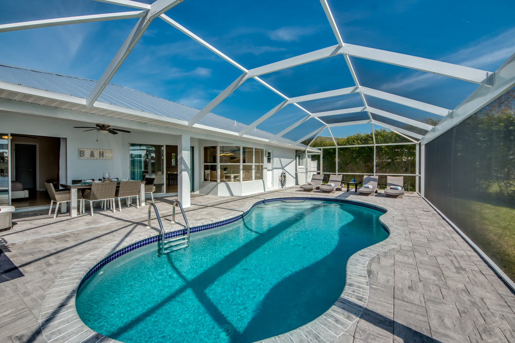 Pool mit dem Ausblick auf die Villa Sunshine Bay
