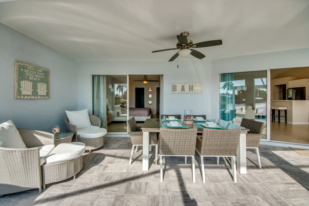 Esstisch mit einer Chill area auf der Terrasse der Villa Sunshine Bay