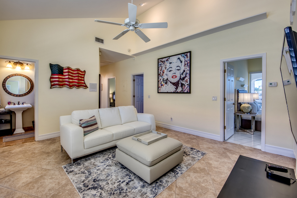 Family Room mit Bildern an der Wand der Villa Superior