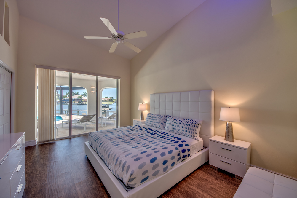Schlafzimmer mit weißen Möbeln in der Villa Superior