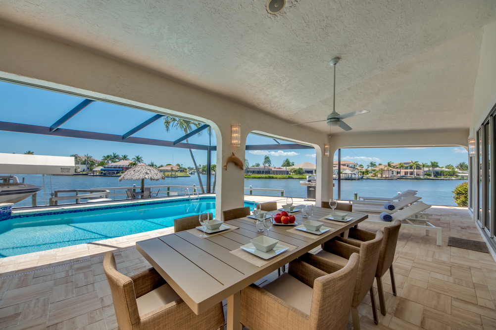 Esstisch auf der Terrasse der Villa Superior
