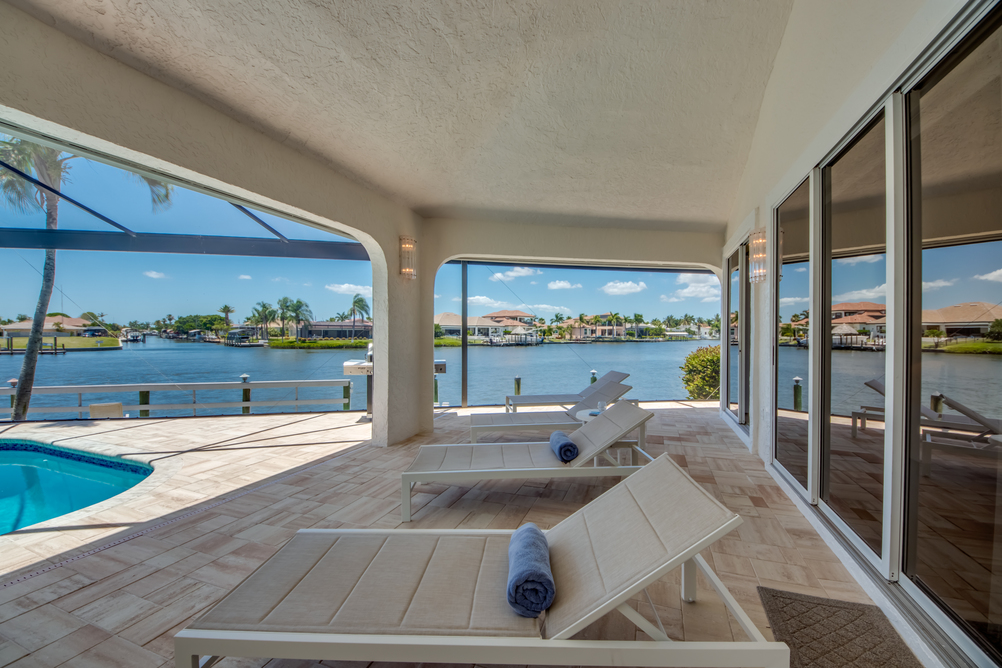Sonnenliegen mit dem Ausblick auf den Kanal der Villa Superior