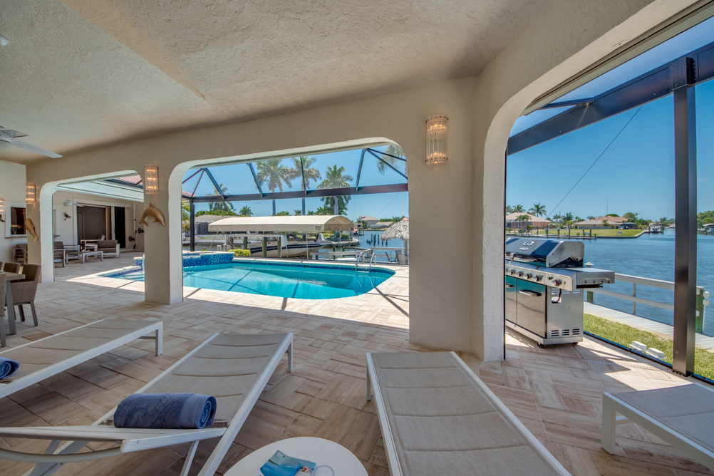 Ausblick von den sonnenliegen der Villa Superior auf den Grill, Pool und den Kanal
