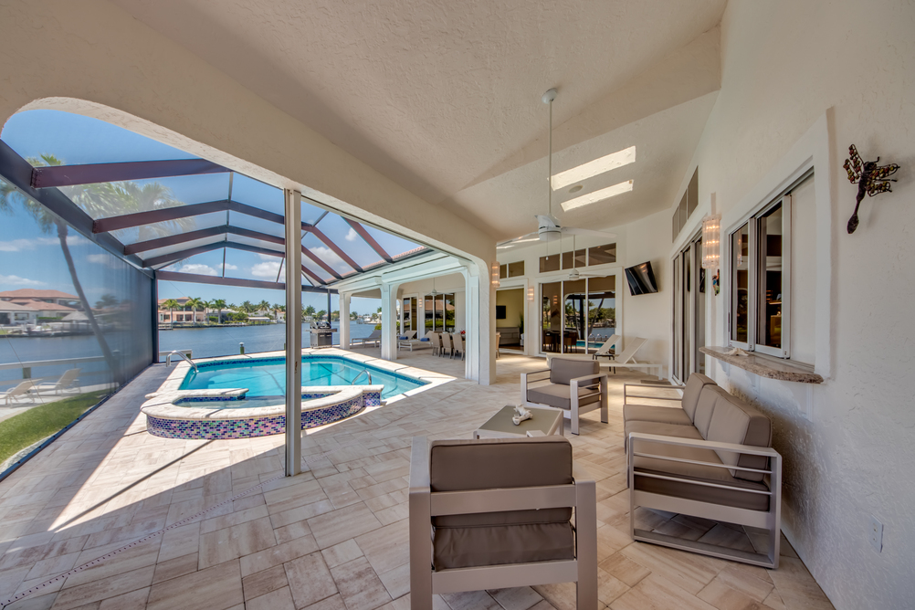 Chill area vor dem Pool der Villa Superior