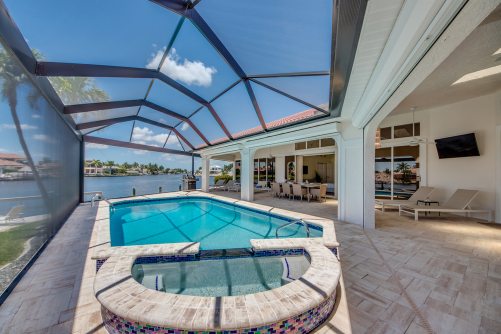 Pool der Villa Superior
