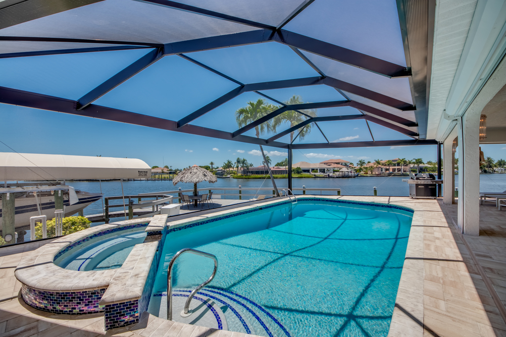 Pool der Villa Superior mit dem Ausblick auf den Kanal