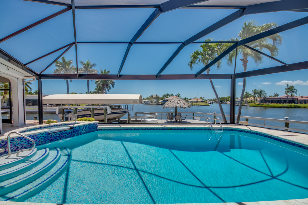 Pool mit dem Ausblick auf den Kanal