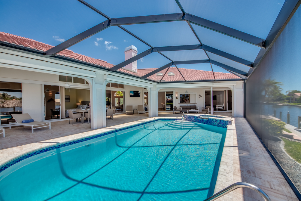 Pool mit dem Ausblick auf die Villa Superior